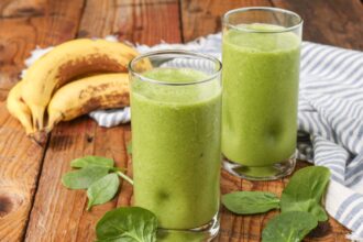 Banana Spinach Smoothie - Barefeet in the Kitchen