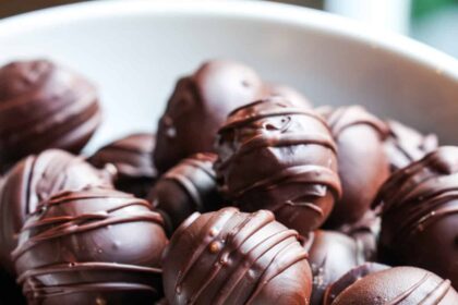 No-Bake Peanut Butter Balls Recipe l Cookies and Cups