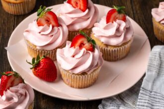 Strawberry Cupcakes | Cookies and Cups