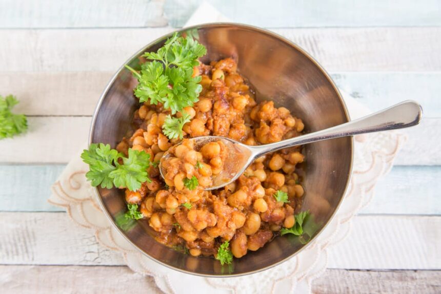 Sweet and Tangy Baked Beans [Vegan] – One Green Planet