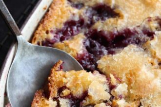 Easy Blackberry Cobbler Recipe | Cookies and Cups