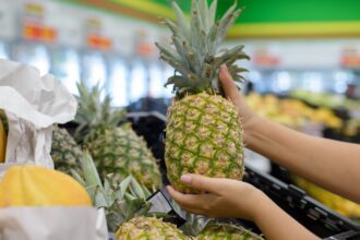 Viral Pineapple Ripeness Hack Will Change Your Grocery Shopping [Video] – One Green Planet