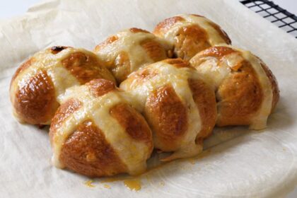 5 Mouth-Watering Vegan Hot Cross Bun Recipes! – One Green Planet