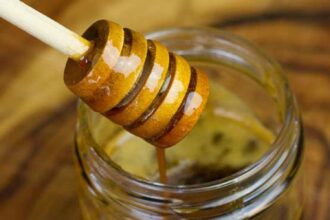 Happy #NationalHoneyMonth! Make This Bee-Free Pineapple Honey Using Just Two Ingredients – One Green Planet