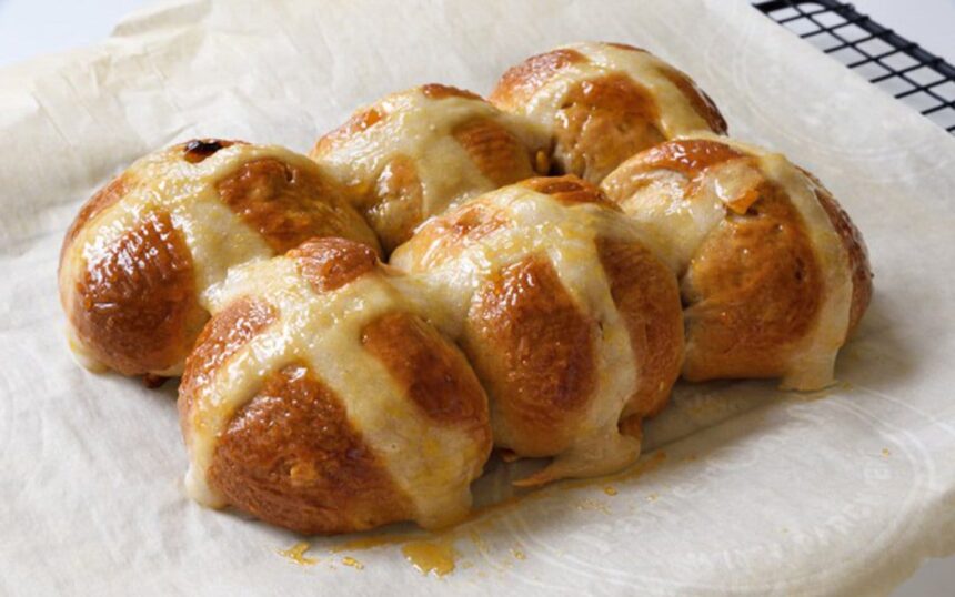 5 Mouth-Watering Vegan Hot Cross Bun Recipes! – One Green Planet