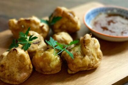 Vegan Cauliflower Pakora with mango chutney