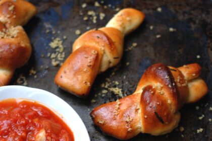 Easy Rosemary Garlic Knots [Vegan] – One Green Planet