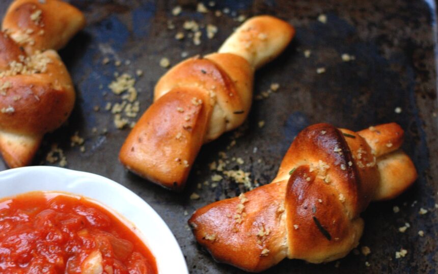 Easy Rosemary Garlic Knots [Vegan] – One Green Planet