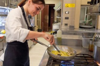 Italian Chef shares easy "Spaghetti alle Vongole" Recipe - Food in Florence