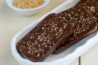 Sugar-Free Puffed Quinoa and Cacao Nib Chocolate Bars [Vegan, Gluten-Free] – One Green Planet