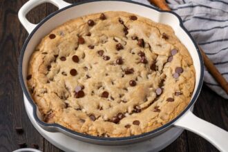 Skillet Chocolate Chip Cookie | Cookies & Cups