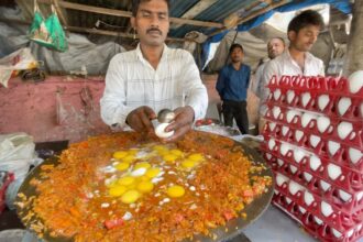 Mumbai's Famous Street Style Egg Bhurji | Indian Street Food