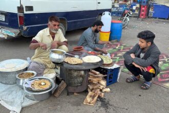 70/- Rs BEST ROAD SIDE BREAKFAST EVER MADE! 😍 SAAG PARATHA | ALOO PARATHA - STREET FOOD PAKISTAN