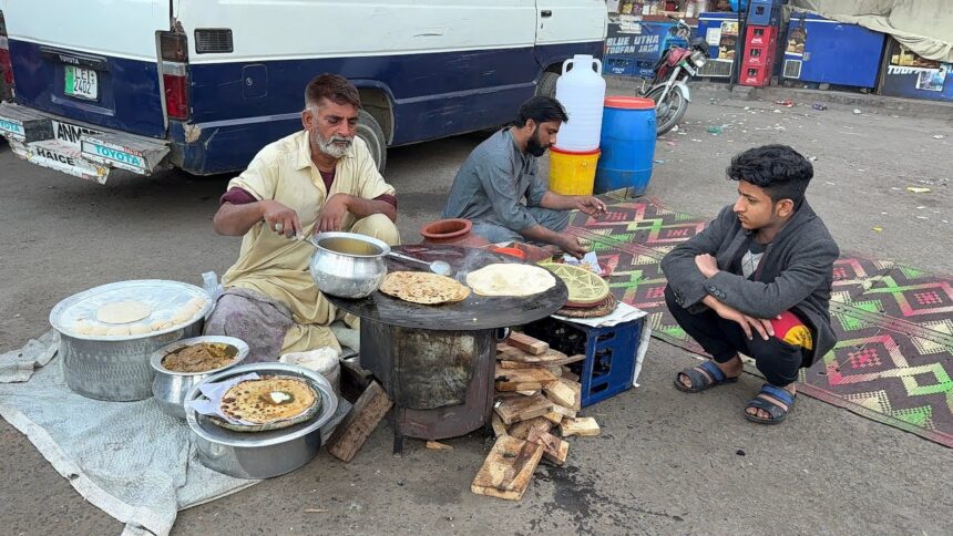 70/- Rs BEST ROAD SIDE BREAKFAST EVER MADE! 😍 SAAG PARATHA | ALOO PARATHA - STREET FOOD PAKISTAN