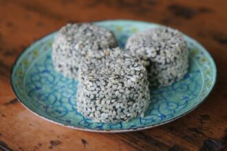 Super Easy Spirulina Cashew Balls [Vegan, Raw, Gluten-Free]