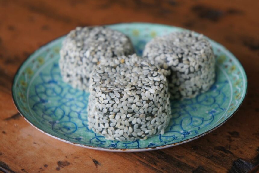 Super Easy Spirulina Cashew Balls [Vegan, Raw, Gluten-Free]