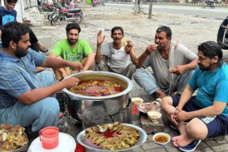 Only Rs 50/- KALA SIRI PAYE BREAKFAST | SMALL SETUP OF THE YEAR DESI BREAKFAST| STREET FOOD PAKISTAN