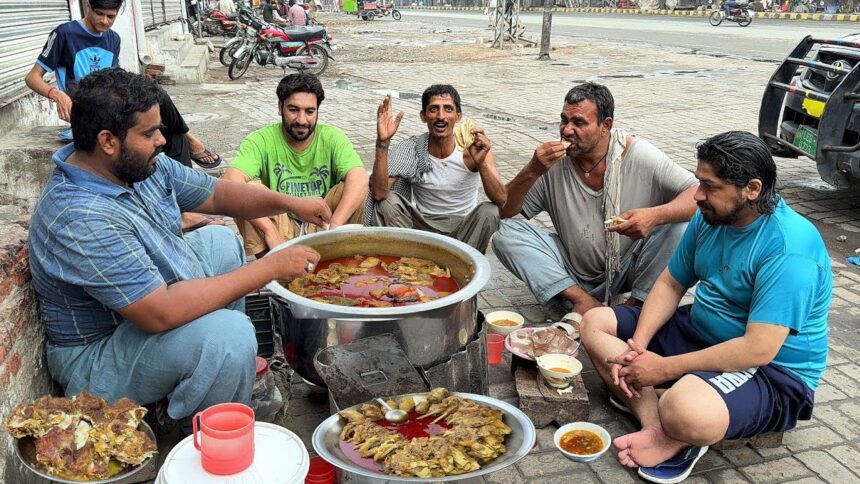 Only Rs 50/- KALA SIRI PAYE BREAKFAST | SMALL SETUP OF THE YEAR DESI BREAKFAST| STREET FOOD PAKISTAN