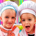 Vlad and Nikita play a restaurant and delivering toy dishes