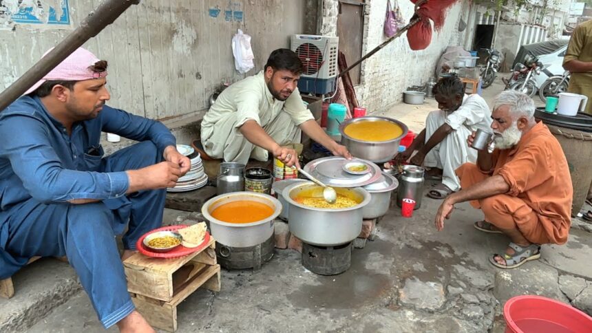 62 YEARS Old DHABA 😱 Veg-Non Veg FOOD | ROADSIDE Desi Breakfast | PAKISTAN Street Food LAHORE