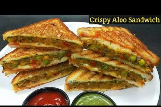 एकदम क्रिस्पी स्पाइसी आलू सैंडविच रेसिपी। Aloo Matar Sandwich Recipe।Spicy aloo sandwich on tawa।