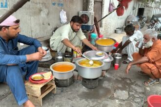 62 YEARS Old DHABA 😱 Veg-Non Veg FOOD | ROADSIDE Desi Breakfast | PAKISTAN Street Food LAHORE