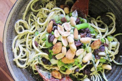 Raw Zucchini Pasta With Pumpkin Seeds and Garlic [Vegan] – One Green Planet
