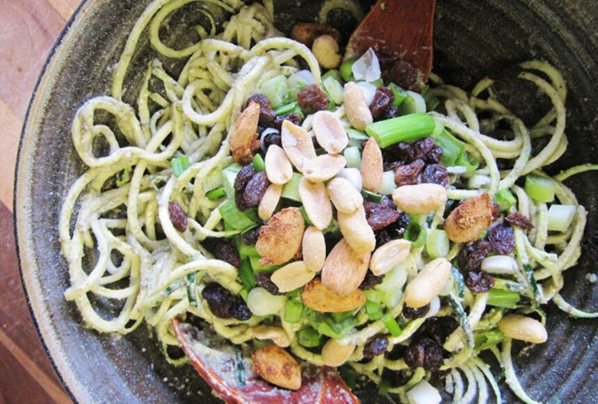 Raw Zucchini Pasta With Pumpkin Seeds and Garlic [Vegan] – One Green Planet