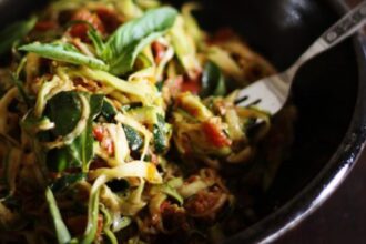 Zucchini Spaghetti With Sun-Dried Tomatoes and Basil [Vegan] – One Green Planet