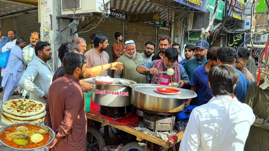 ONLY RS 70/- 🤫 FAMOUS ASIAN STREET FOOD BREAKFAST | BILLU DESI MURGH CHANAY | STREET FOOD PAKISTAN