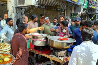 ONLY RS 70/- 🤫 FAMOUS ASIAN STREET FOOD BREAKFAST | BILLU DESI MURGH CHANAY | STREET FOOD PAKISTAN