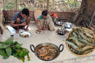 A Village Mother and Son Cook Delicious PRAWNS CURRY with PUI SHAK for Lunch