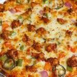 తక్కువ ఖర్చులో డోమినోస్ పిజ్జాని ఇలా ఇంట్లో ఈజీగా చేసేయండి😋 Pizza Recipe In Telugu👌 Chicken Pizza