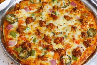 తక్కువ ఖర్చులో డోమినోస్ పిజ్జాని ఇలా ఇంట్లో ఈజీగా చేసేయండి😋 Pizza Recipe In Telugu👌 Chicken Pizza