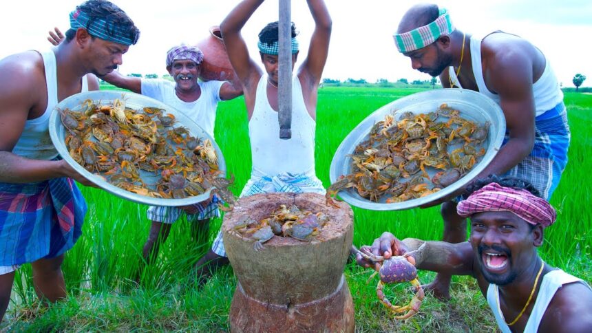 COUNTRY CRAB SOUP | Mud Crab Catching and Cooking in Agricultural land | Vayal Nandu Rasam