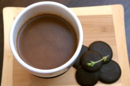 Sexy Slow Cooker Kahlua Mint Hot Chocolate [Vegan] – One Green Planet