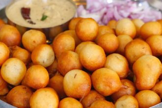 గోధుమ పిండితో వేడివేడి చల్ల పునుగులు బండిమీద చట్నీ😋 Challa Punugulu Recipe In Telugu👌 Evening Snacks