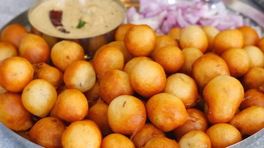 గోధుమ పిండితో వేడివేడి చల్ల పునుగులు బండిమీద చట్నీ😋 Challa Punugulu Recipe In Telugu👌 Evening Snacks