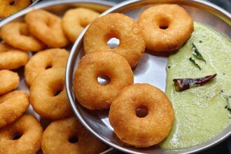 1 ಕಪ್ ರವೆ ಸಾಕು, ಬೇರೆ ಏನು ಬೇಡ ಇನ್ಸ್ಟಂಟ್ ಆಗಿ  ಕುರಂ ಕುರುಮ್ ಬ್ರೇಕ್ ಫಾಸ್ಟ್ ರೆಡಿ👌 instant rava vada recipe